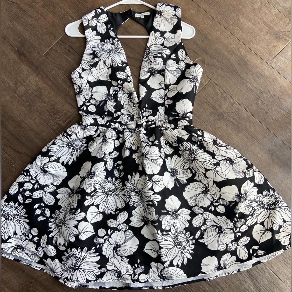 Floral black/white 31 inch